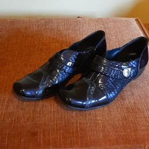 Un Tour en Ville Black patent leather with metallic blue animal print leather